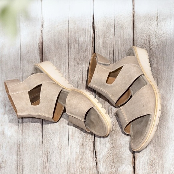 🌹EURO SOFT BY SOFFT TAUPE SANDALS - Picture 3 of 5